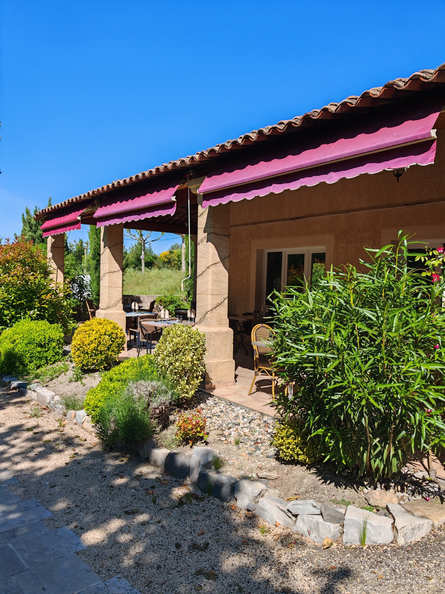 Façade et entrée du restaurant avec parking